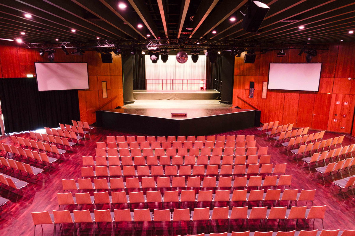 The large hall of the Willy-Brandt-Halle set with rows of seating facing the stage