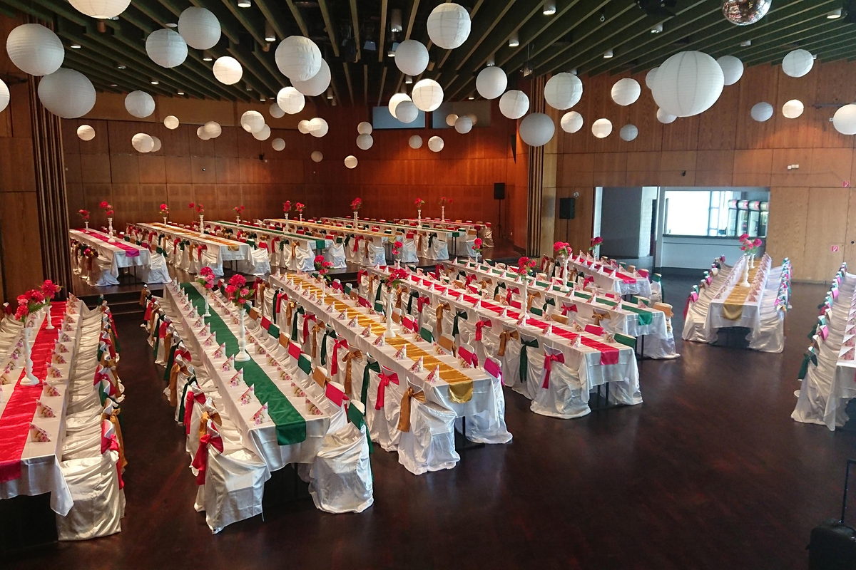 The smaller hall of the Willy-Brandt-Halle laid out with festive banquet tables